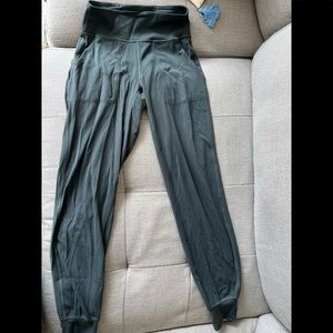 Lululemon cropped pants
